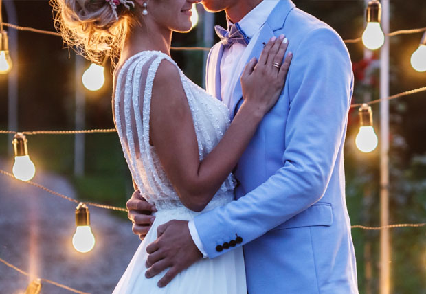 Beleuchtung - Ist mittlerweile ein großer Bestandteil jeder Hochzeit, bringt romantische und feierliche Stimmung mit sich.